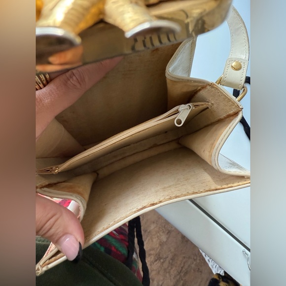 1980s Elegant Cream Bag with Gold Elephant Detail - Picture 4 of 6